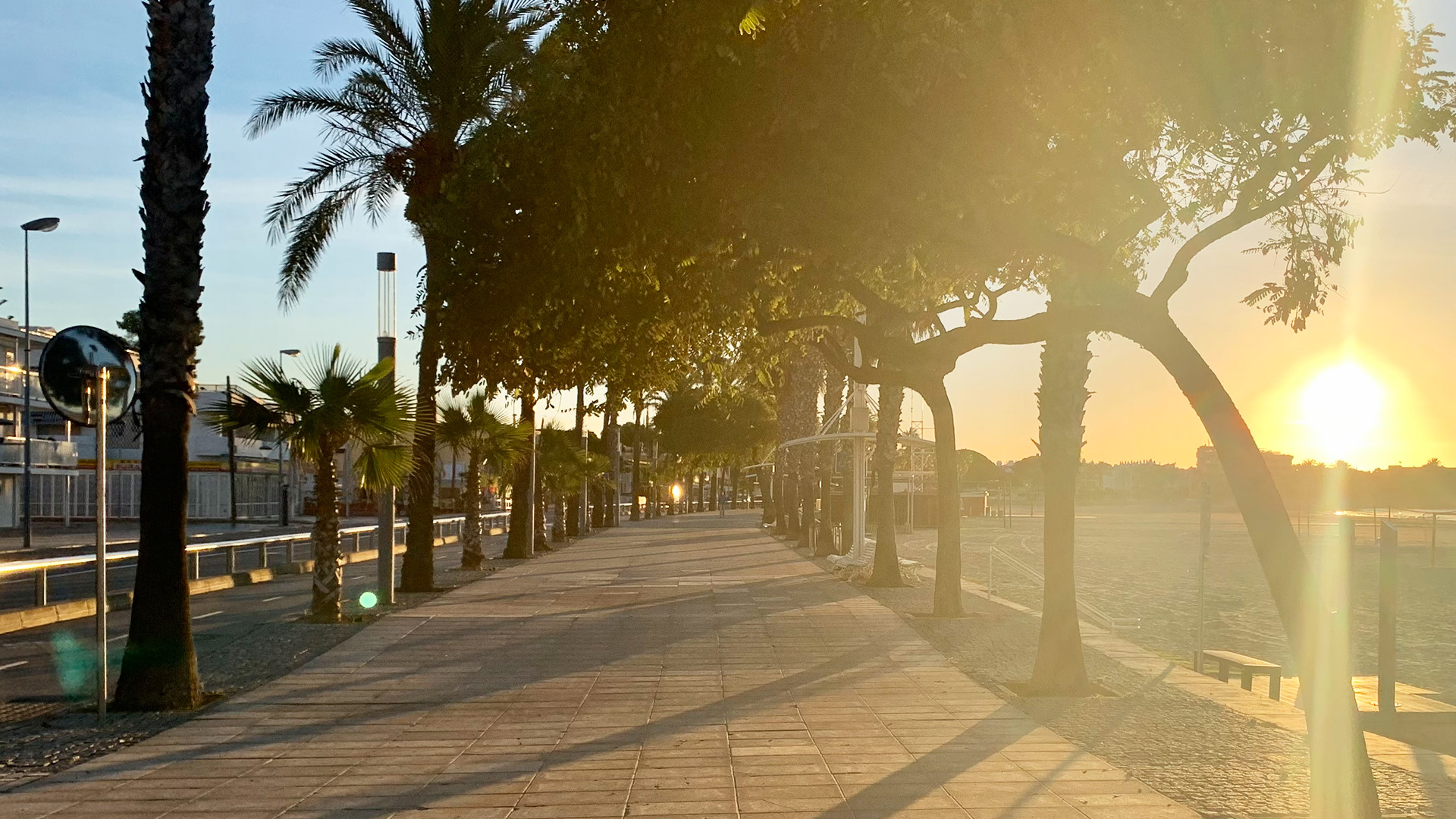 Die Promenade in Cambrils an der Costa Dorada.